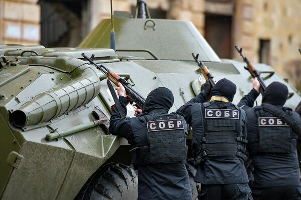 Сотрудники СОБР блокируют подъезды к зданию с помощью бронетехники. - Sputnik Абхазия