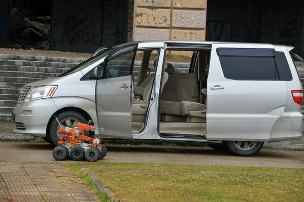 С помощью робототехники для обезвреживания взрывоопасных предметов производится осмотр автотранспорта. - Sputnik Абхазия