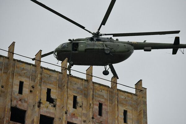 В учениях силовиков задействована военная техника, в том числе, вертолеты и бронетранспортеры. - Sputnik Абхазия