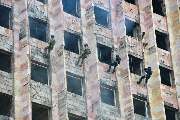 Согласно намеченному сценарию, для освобождения заложников группа штурмовиков с использованием альпинистского снаряжения проникает в здание с крыши. - Sputnik Абхазия