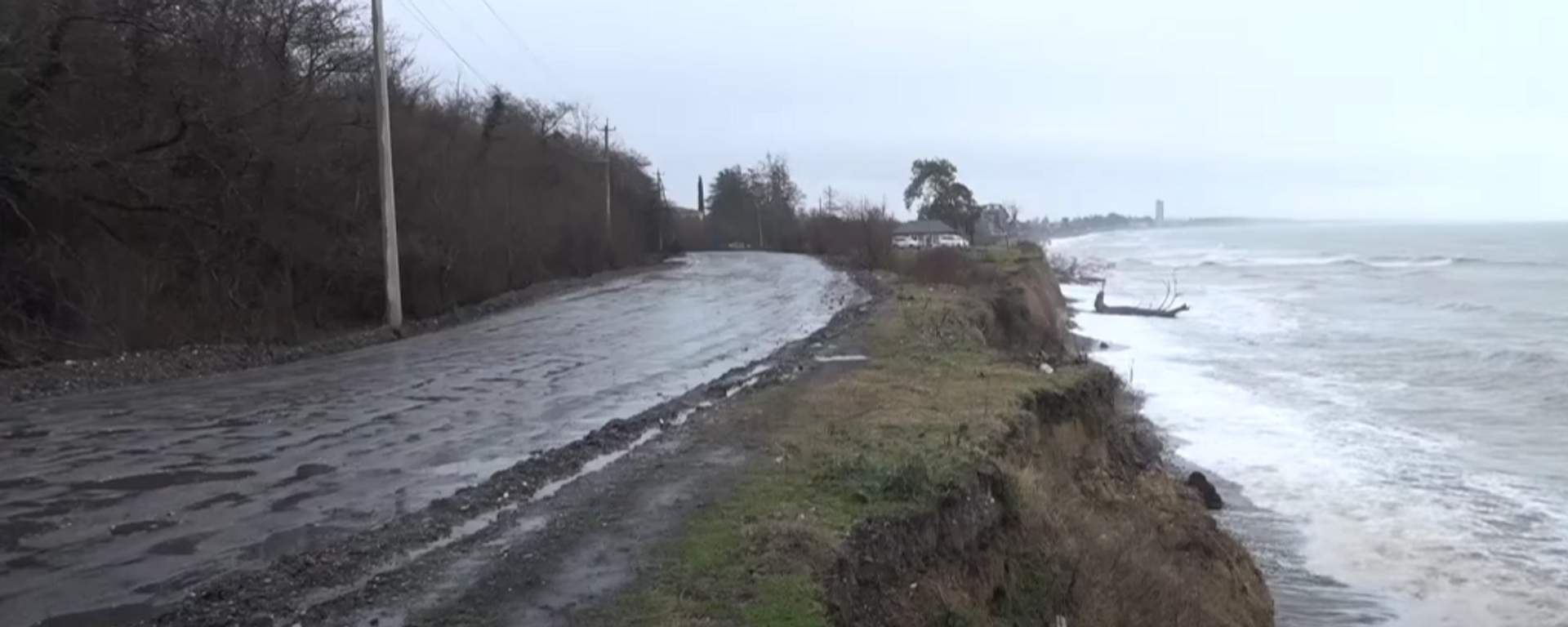 В городе Очамчыра к дороге, ведущей в порт, очень близко подобралось море - Sputnik Аҧсны, 1920, 10.07.2023