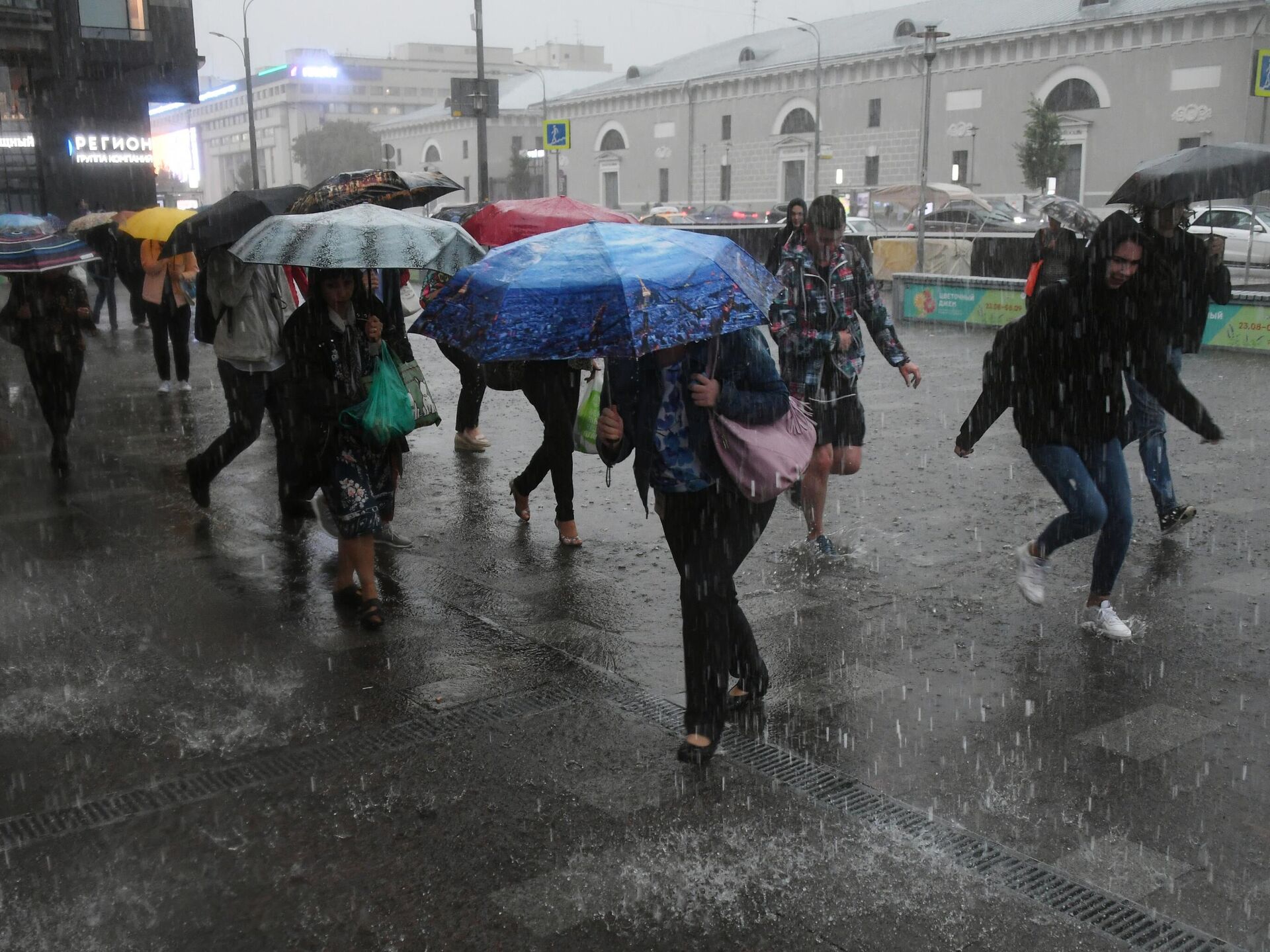 Погода в течение часа. Ливень в Москве. Дождь в Москве. Проливной дождь в Москве. Сильный дождь в Москве.