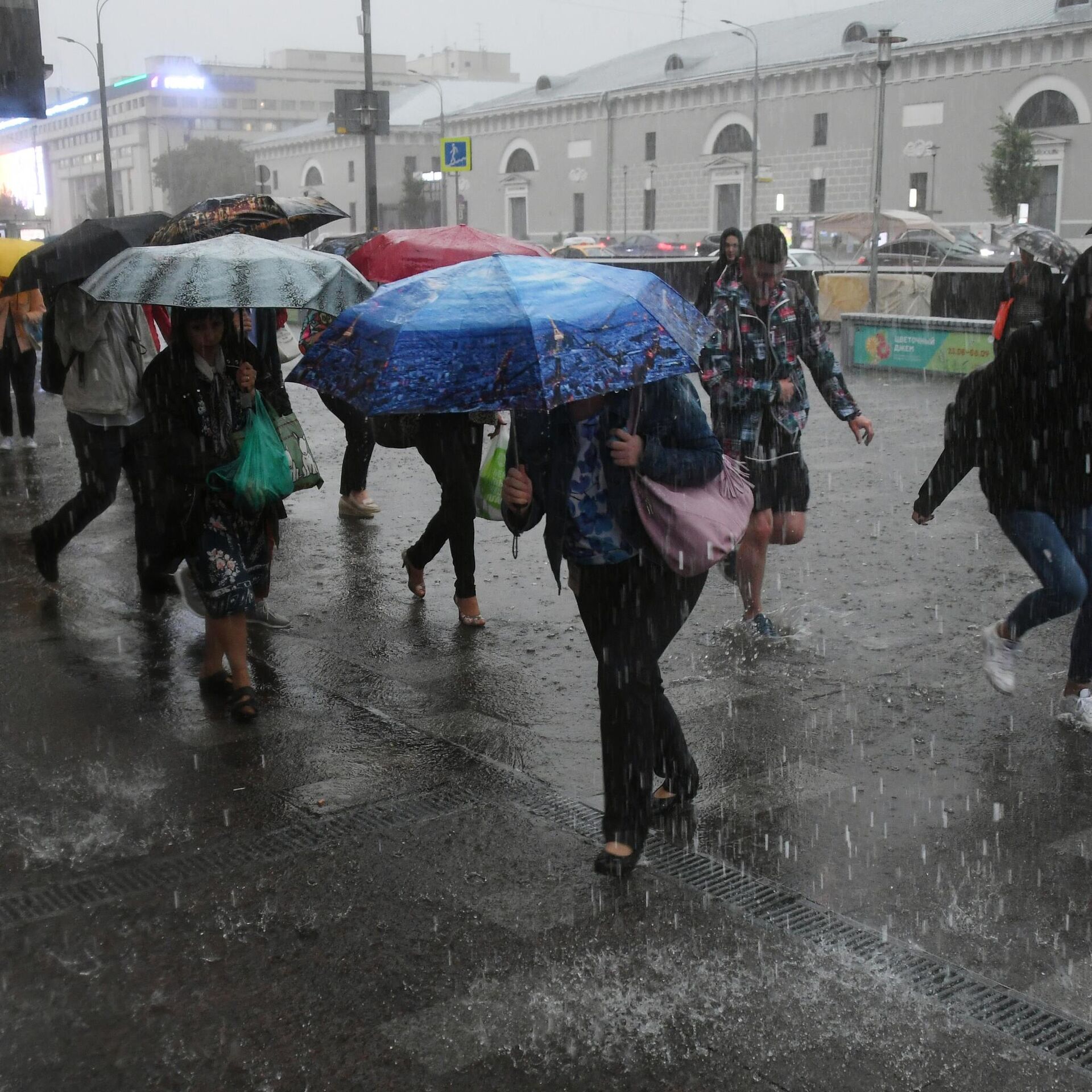 Какой завтра будет дождь. Дождь окончание. Сильный дождь в Москве. Проливной дождь в Москве. Ливень в Москве.