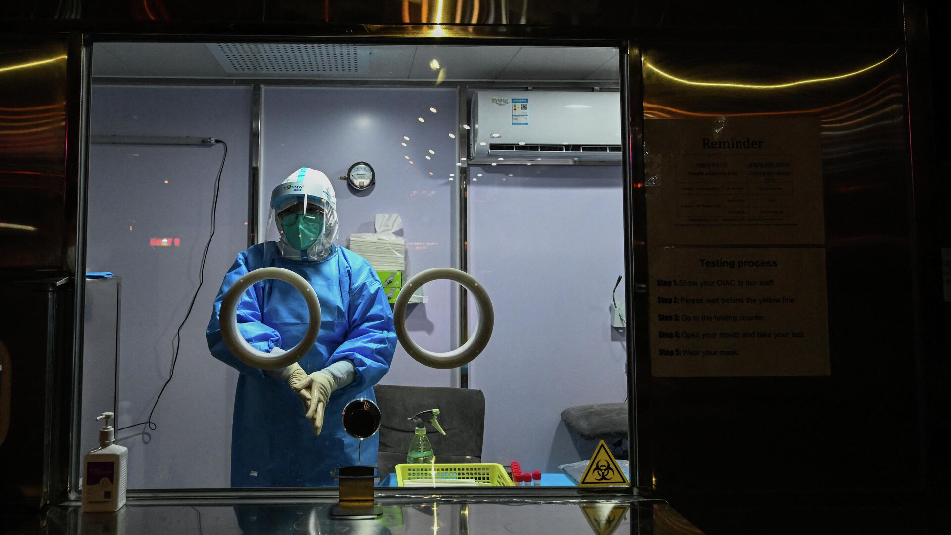 Медицинский работник готовится взять образцы мазков для тестирования на коронавирус Covid-19 - Sputnik Аҧсны, 1920, 03.03.2022