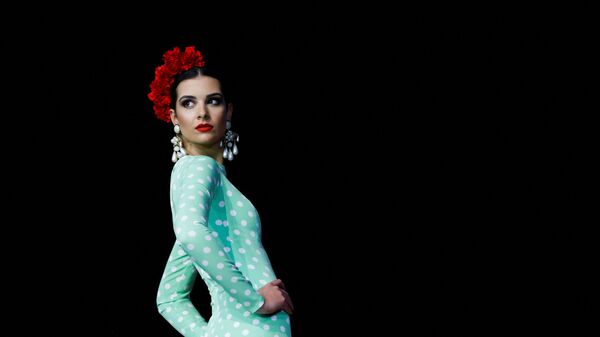 Модель во время Международного показа мод фламенко SIMOF в Севилье, Испания - Sputnik Абхазия