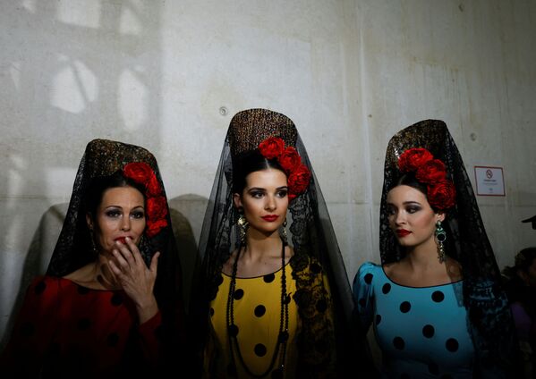 Прообразом платья для фламенко стали традиционные цыганские одеяния - этим и объясняется их яркость - Sputnik Абхазия