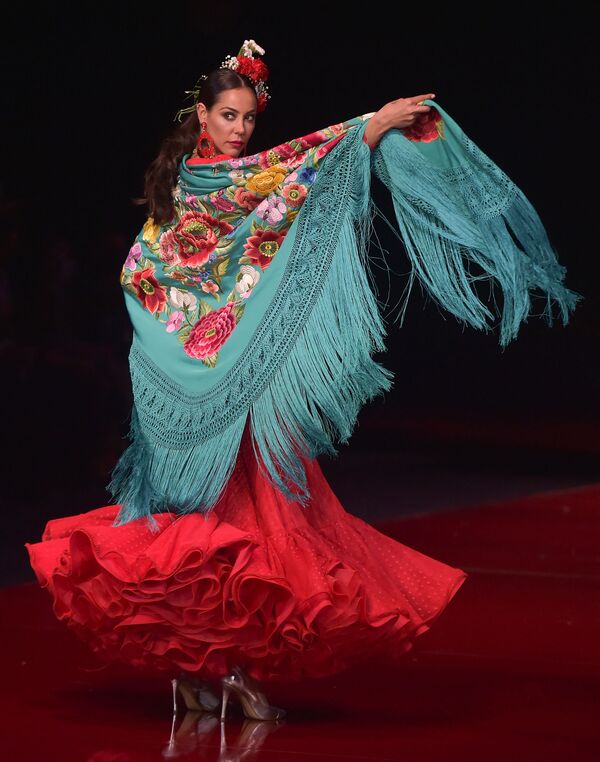 Цветастая шаль, украшенная длинной бахромой и красочной вышивкой, является еще одним важным элементом танцевального наряда - Sputnik Абхазия
