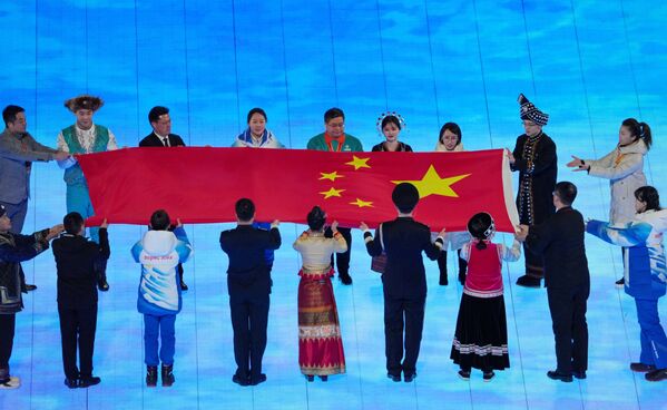 Вынос на стадион флага КНР на церемонии открытия XXIV зимних Олимпийских игр в Пекине - Sputnik Абхазия