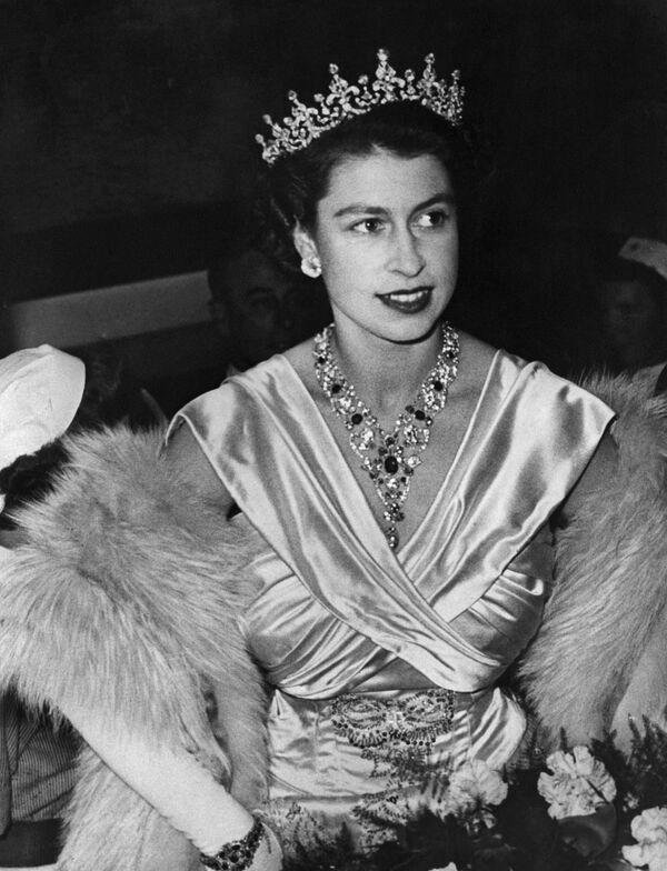 Принцесса Великобритании Елизавета в бриллиантовой короне, 1952 год. - Sputnik Абхазия