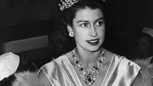 Принцесса Великобритании Елизавета в бриллиантовой короне, 1952 год - Sputnik Абхазия
