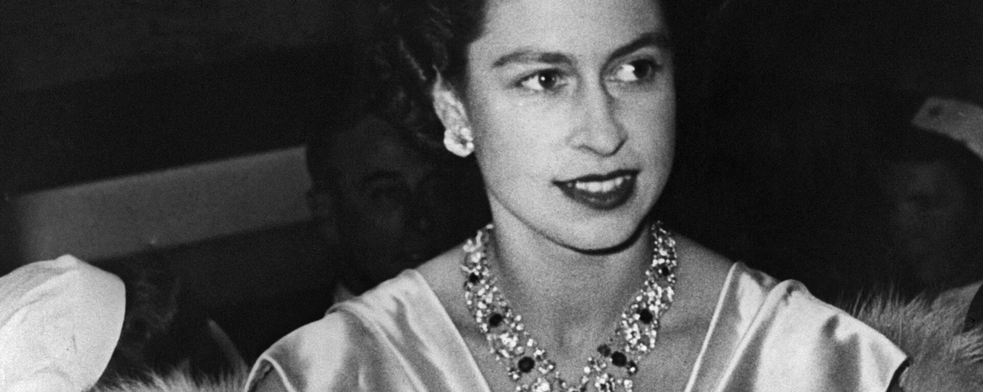 Принцесса Великобритании Елизавета в бриллиантовой короне, 1952 год - Sputnik Абхазия, 1920, 06.02.2022