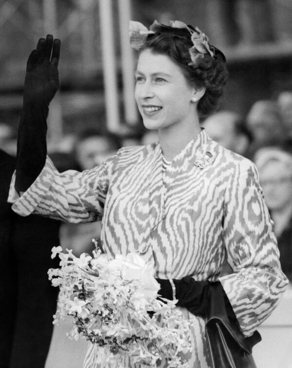 Королева Елизавета II провожает канадский лайнер Empress of Britain в Глазго, 1955 год. - Sputnik Абхазия