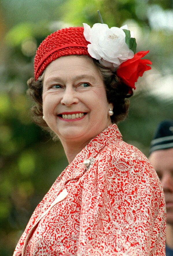 Королева Елизавета II улыбается в саду Дома правительства в Перте, Австралия, 1988 год. - Sputnik Абхазия
