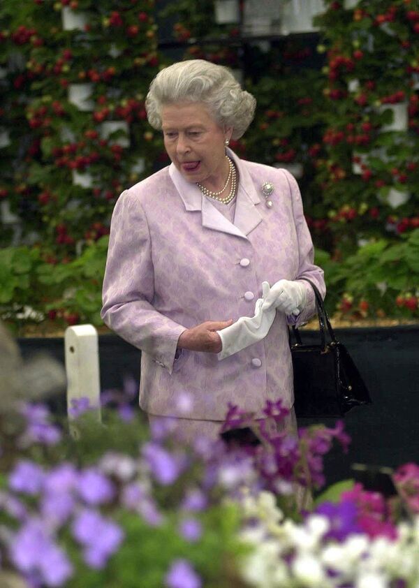 Королева Великобритании Елизавета II во время посещения выставки цветов в Челси в Лондоне, 2000 год. - Sputnik Абхазия