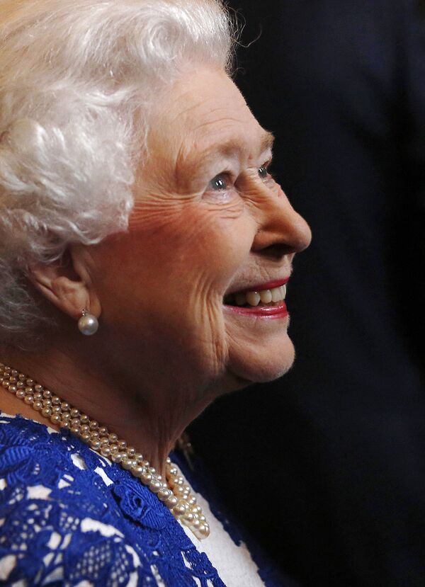 Королева Великобритании Елизавета II на приеме в  Северной Ирландии, 2014 год. - Sputnik Абхазия