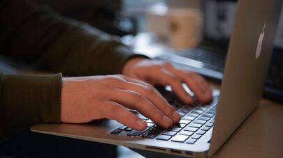 Человек с ноутбуком 