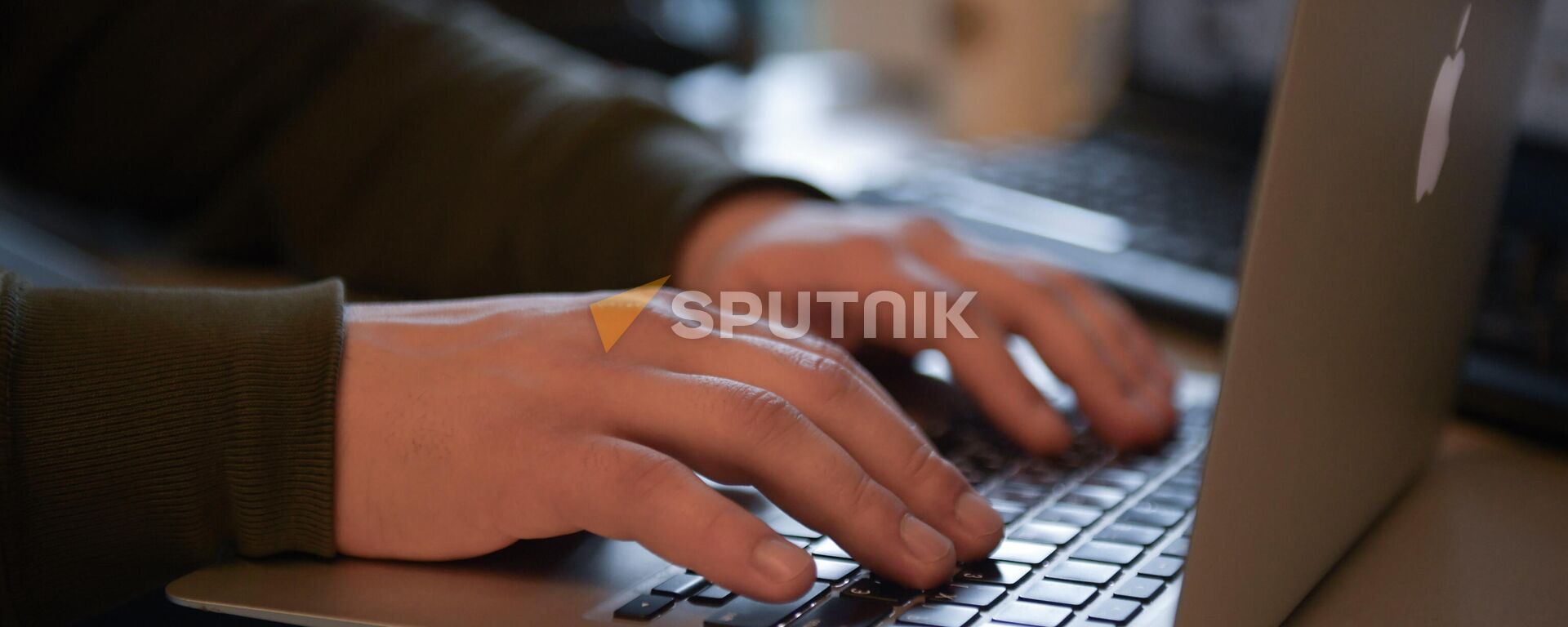 Человек с ноутбуком  - Sputnik Абхазия, 1920, 01.07.2023