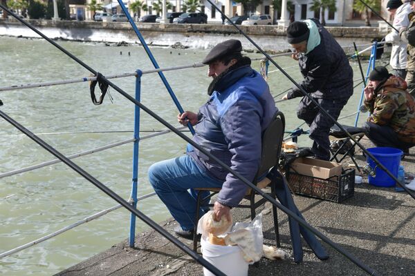 И потому ежедневно на сухумском пирсе можно увидеть десятки рыбаков-любителей с удочками. - Sputnik Абхазия