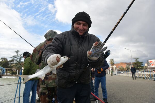 В феврале на сухумском пирсе началась традиционная охота на кефаль. - Sputnik Абхазия