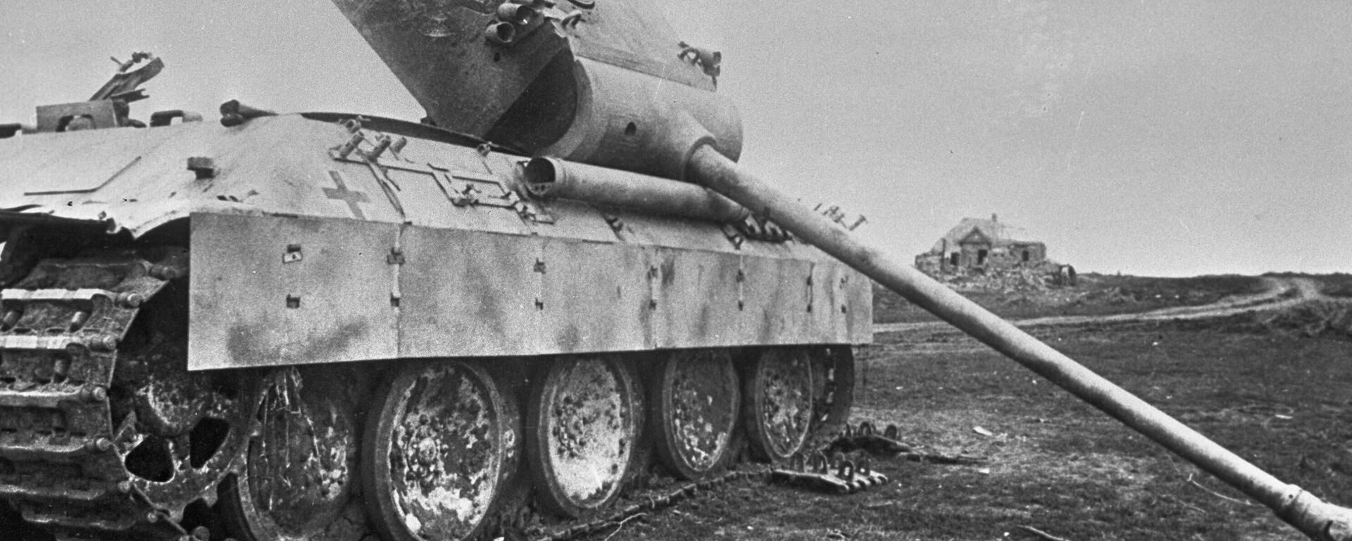 Подбитый немецкий танк брошен на поле боя. Курская дуга. - Sputnik Абхазия, 1920, 13.02.2022