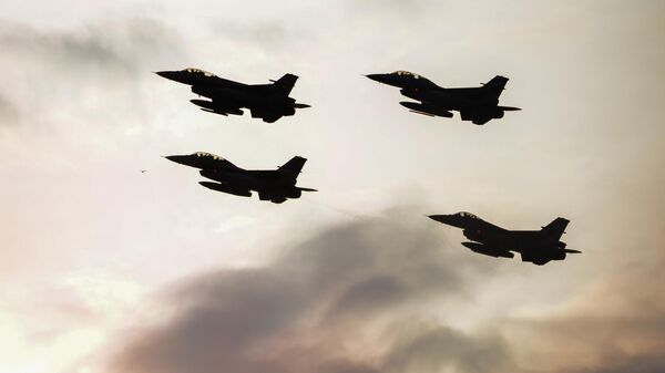 Истребители F16 турецких и польских военно-воздушных сил во время показательных полетов пилотажных групп в рамках саммита НАТО в Варшаве. - Sputnik Абхазия
