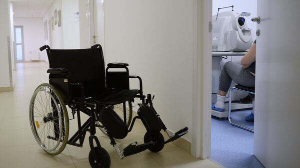 Инвалидная коляска в коридоре Института диабета ФГБУ НМИЦ эндокринологии - Sputnik Абхазия