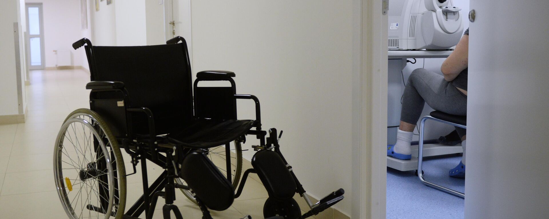 Инвалидная коляска в коридоре Института диабета ФГБУ НМИЦ эндокринологии - Sputnik Абхазия, 1920, 16.02.2022