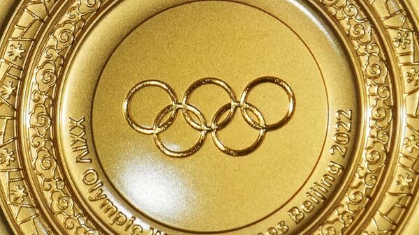 Золотая медаль в руках российского спортсмена на церемонии награждения победителей в эстафете 4x10 км среди мужчин в соревнованиях по лыжным гонкам на XXIV зимних Олимпийских играх 2022 - Sputnik Аҧсны