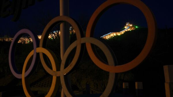 Часть Великой Китайской стены сзади Олимпийских колец на окраине Пекина  - Sputnik Аҧсны
