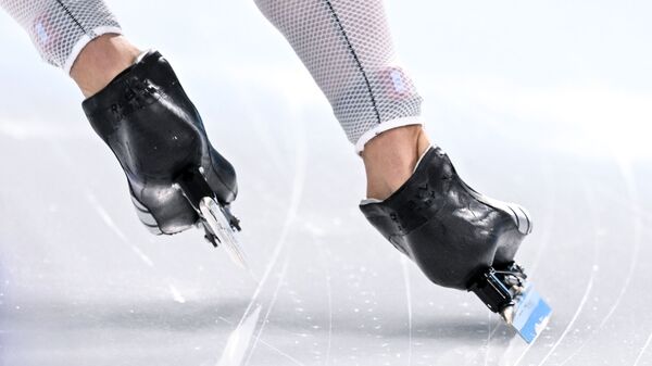 Коньки Феликса Рийхнена (Германия) на дистанции 5000 метров среди мужчин в соревнованиях по конькобежному спорту на XXIV зимних Олимпийских играх в Пекине - Sputnik Аҧсны