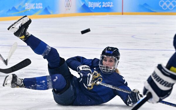 Финская хоккеистка с шайбой на XXIV зимних Олимпийских играх 2022. - Sputnik Абхазия