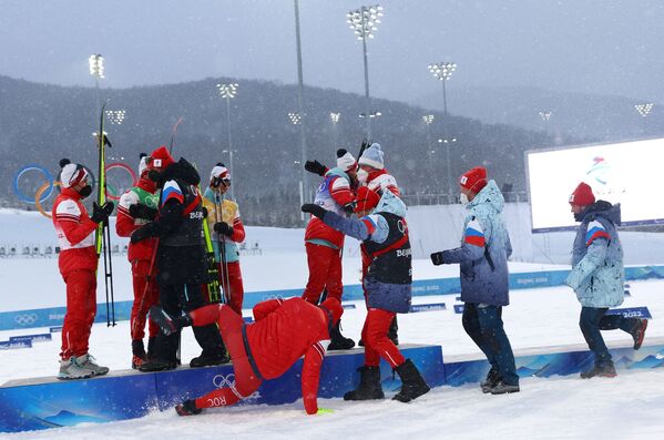 Российский лыжник Денис Спицов упал во время цветочной церемонии. - Sputnik Абхазия