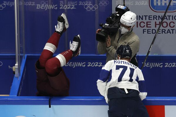 Латвийский хоккеист Увис Балинскис на скорости перелетел через ограждение катка. - Sputnik Абхазия