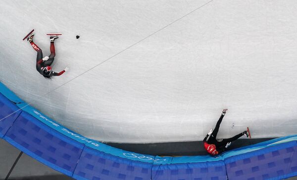 Для спортсменов из Китая и Канады лед оказался чересчур скользким. - Sputnik Абхазия