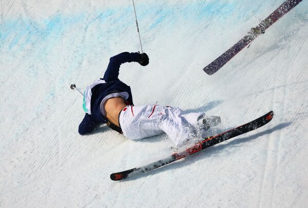 Американский лыжник Мак Форханд упал прямо на трассе. - Sputnik Абхазия