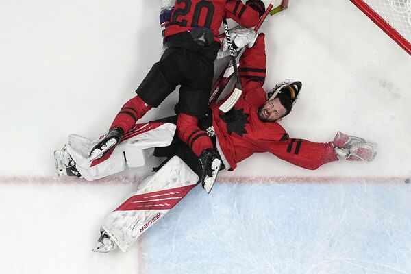 Вратарь канадской сборной по хоккею жестко приземлился на лед  - Sputnik Абхазия