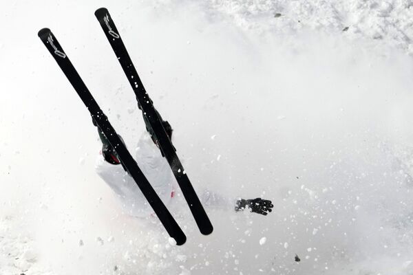 Снежная волна на время скрыла с глаз зрителей китайского спортсмена Куна Фаньюя. - Sputnik Абхазия
