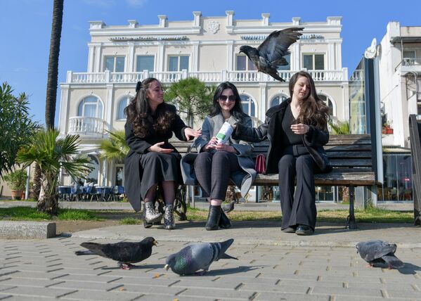 Этим девушкам захотелось покормить голубей. - Sputnik Абхазия