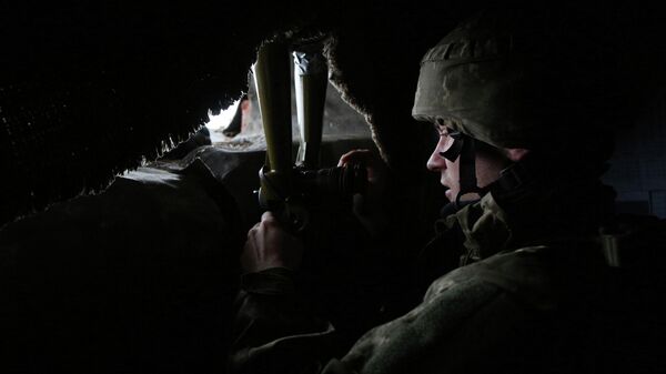 Военнослужащий ВСУ смотрит в подзорную трубу на свою позицию на линии фронта с поддерживаемыми Россией сепаратистами недалеко от Новолуганска, Донецкая область - Sputnik Аҧсны