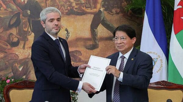 Инар Ладария вручил копии верительных грамот Министру иностранных дел Никарагуа Денису Монкада - Sputnik Аҧсны