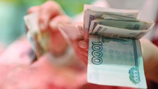 Продавец на рынке пересчитывает деньги - Sputnik Абхазия