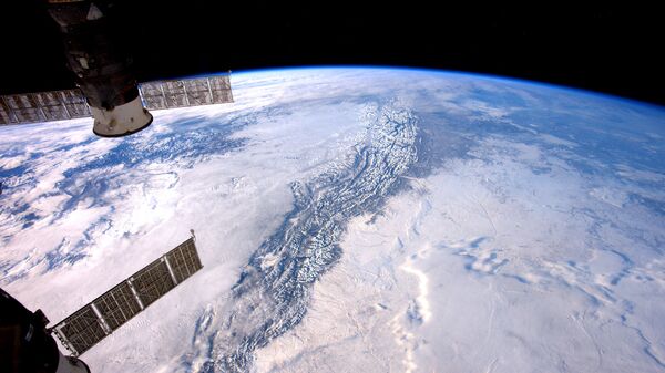 На этой раздаточной фотографии, сделанной 9 января 2017 года, бортинженер 50-й экспедиции Томас Песке из Европейского космического агентства сфотографировал Скалистые горы со своего наблюдательного пункта на низкой околоземной орбите на борту Международной космической станции - Sputnik Абхазия