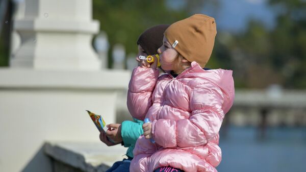 Люди на набережной Сухума  - Sputnik Абхазия