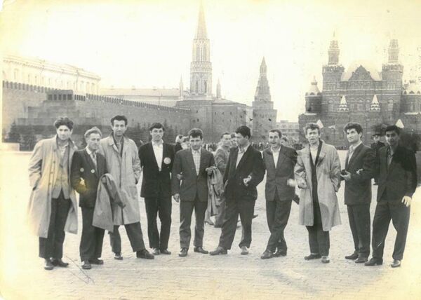 В 1959 году Гогуа становится членом Союза писателей СССР. На фото: Алексей Гогуа с московскими студентами из абхазской диаспоры (Москва, 1959) - Sputnik Абхазия