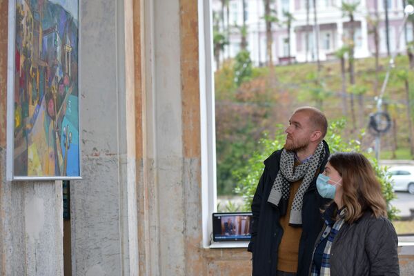 Выставки на площадке &quot;Гума&quot;  хоть и проходят практически в открытом арт-пространстве, но некоторые все же соблюдают меры самозащиты. - Sputnik Абхазия