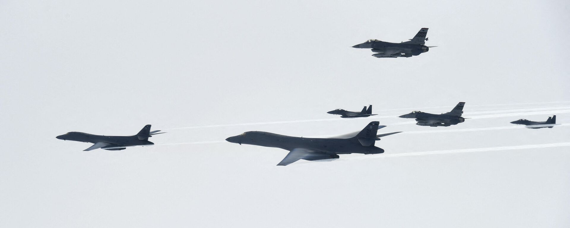 На этой рекламной фотографии, любезно предоставленной ВВС Южной Кореи и полученной 8 июля 2017 г., показаны B-1B Lancers ВВС США - Sputnik Абхазия, 1920, 21.02.2022