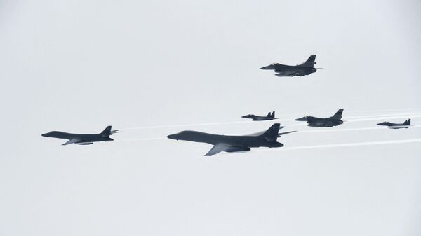 На этой рекламной фотографии, любезно предоставленной ВВС Южной Кореи и полученной 8 июля 2017 г., показаны B-1B Lancers ВВС США - Sputnik Абхазия