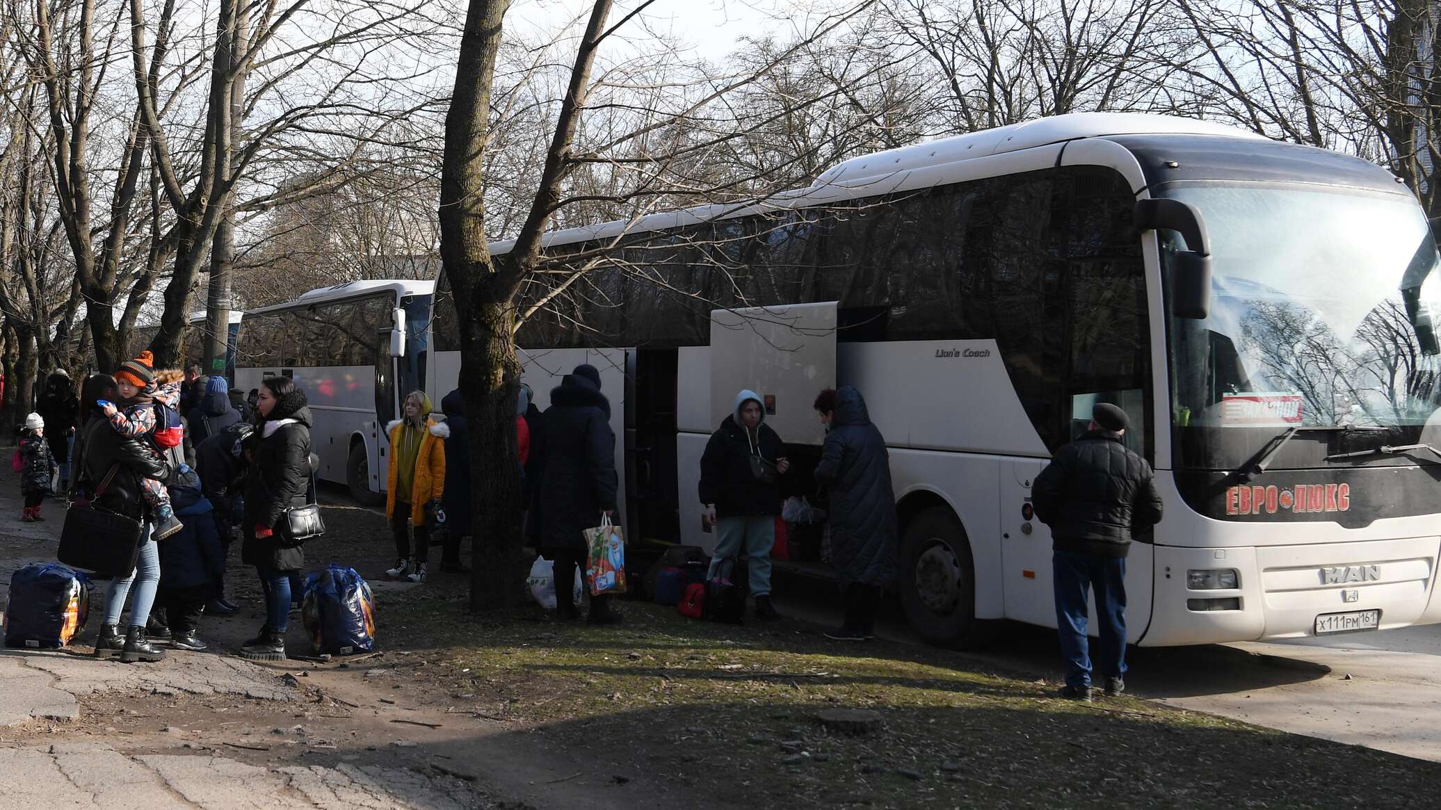 Первые автобусы с беженцами из ЛНР и ДНР выехали в Абхазию - 23.02.2022,  Sputnik Абхазия