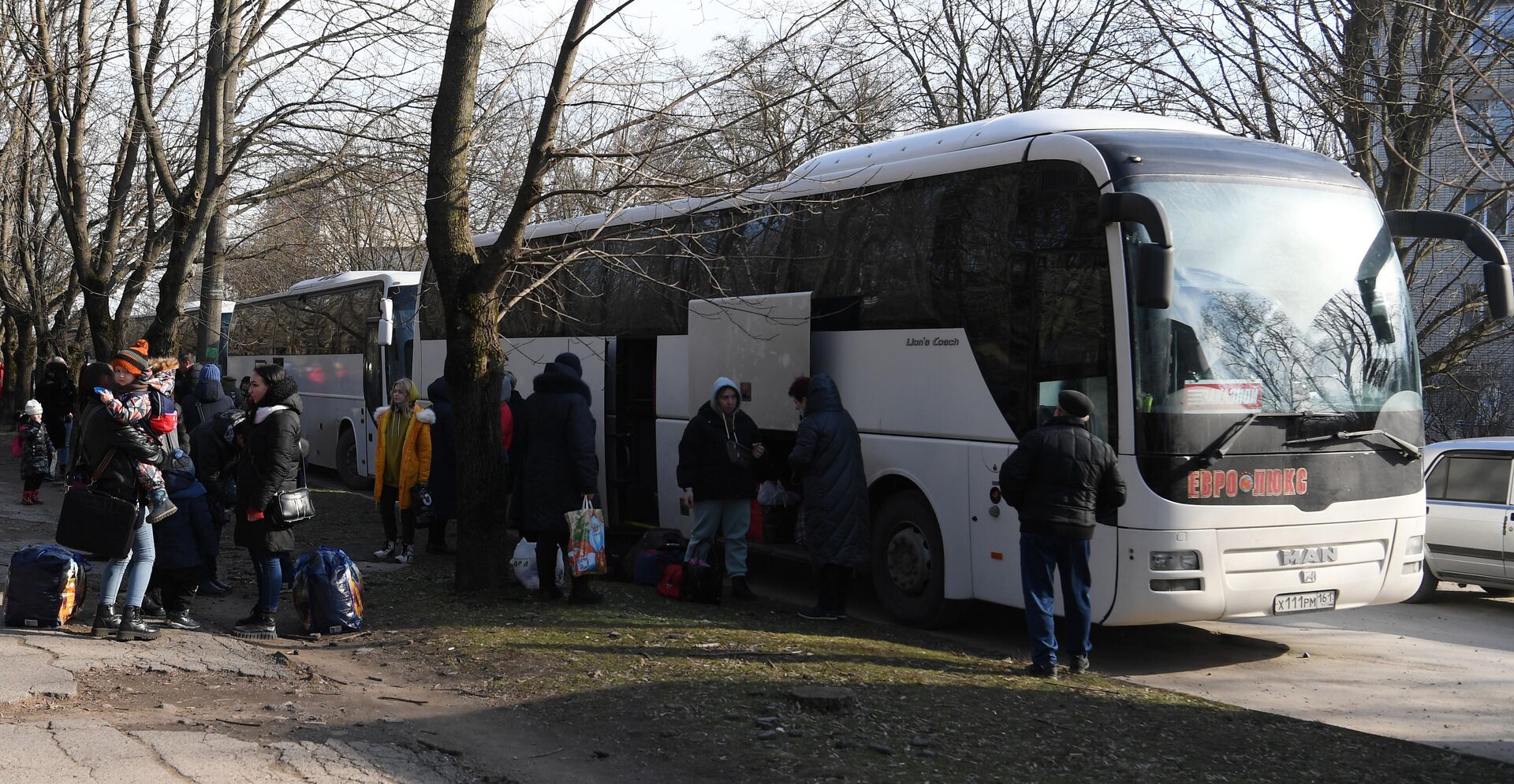 Автобус с беженцами  - Sputnik Аҧсны, 1920, 23.02.2022