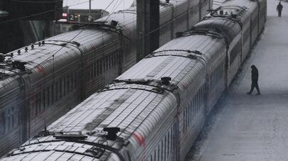 Поезда дальнего следования на железнодорожном вокзале "Новосибирск-Главный". 